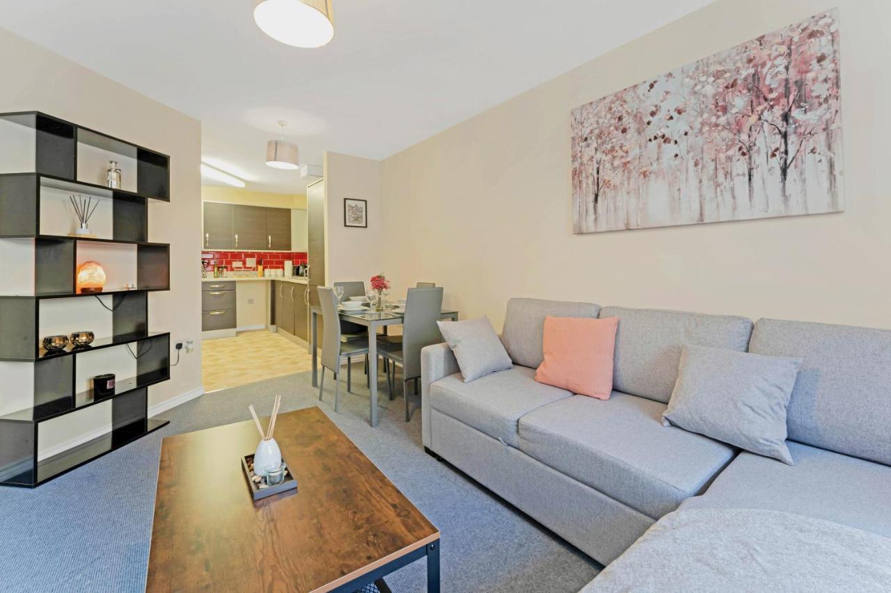 Apartment Modern & Spacious 2 Bedroom Serviced Next To Lochend Park - Private Underground Parking & Lift Available - Close To Centre EDI